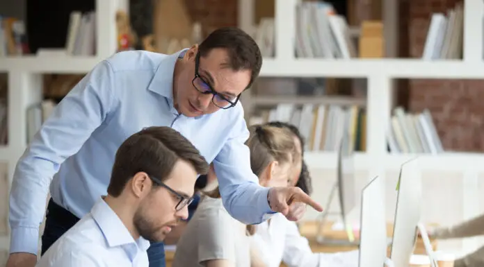 Kryzys w pracy zaczyna się od mobbingu – prawo reaguje